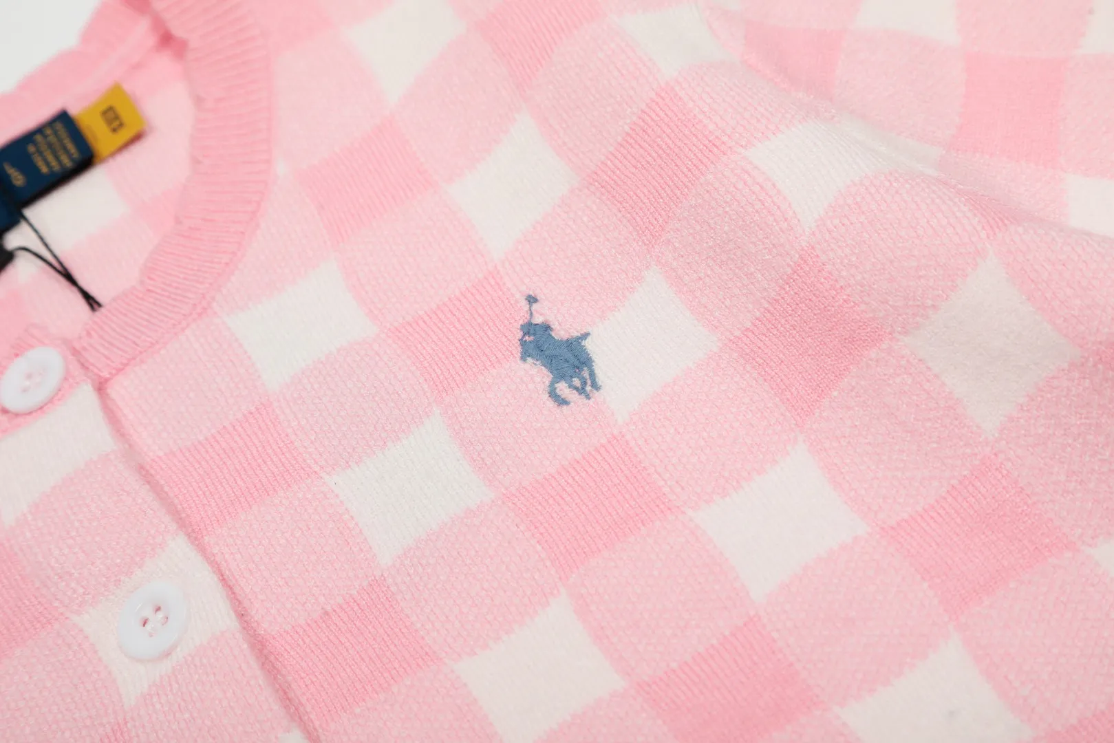 P166 💰 "Top quality" Style number: DS115# (on sale all year round) [Ralph Lauren plaid jacquard basic pony embroidered logo knitted cardigan short-sleeved] ✅Ralph Lauren all-match goddess style plain plaid knitted cardigan short-sleeved for all seasons ✅Main provider of platform live broadcast Wholesale entities ✅ZP quality 1:1 version Scan the code to enter the GF website Counter quality ✅Detailed quality The only one in Guangzhou Imported quality cotton yarn, focusing on high-end, cost-effective, good quality needless to say ✅The version restores the original version, loose, comfortable and stress-free, simple is high-end, classic is eternal, ✅The upper body is simple and easy to match, a must-have for goddess ootd. Good-looking clothes are never picky. A must-have in the goddess' wardrobe. Size: S-L Color: Navy Gray Yellow Pink Light Blue Red